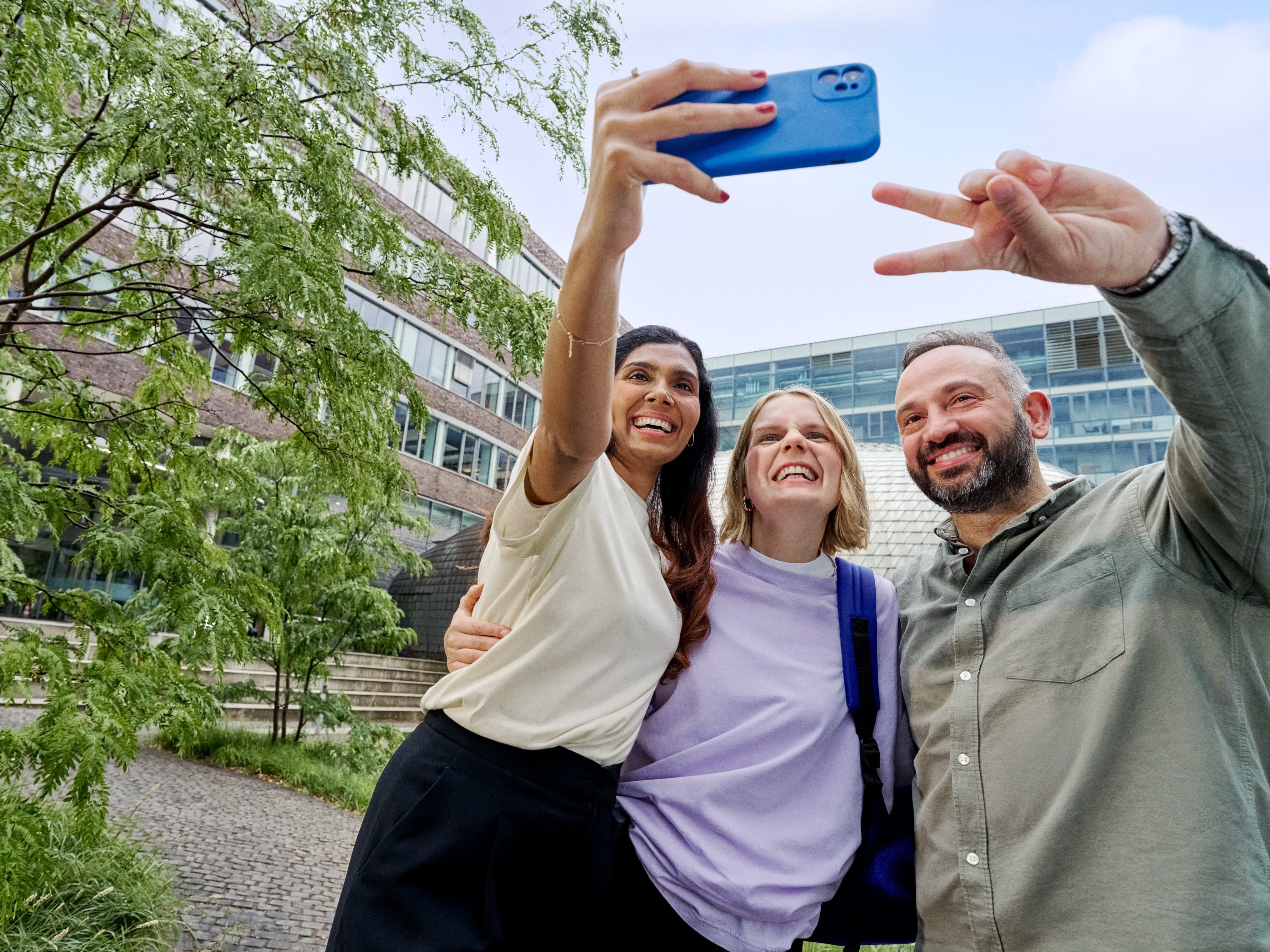 Beiersdorf colleagues taking a selfie together on campus, reflecting an inclusive workplace, collaboration and team spirit.