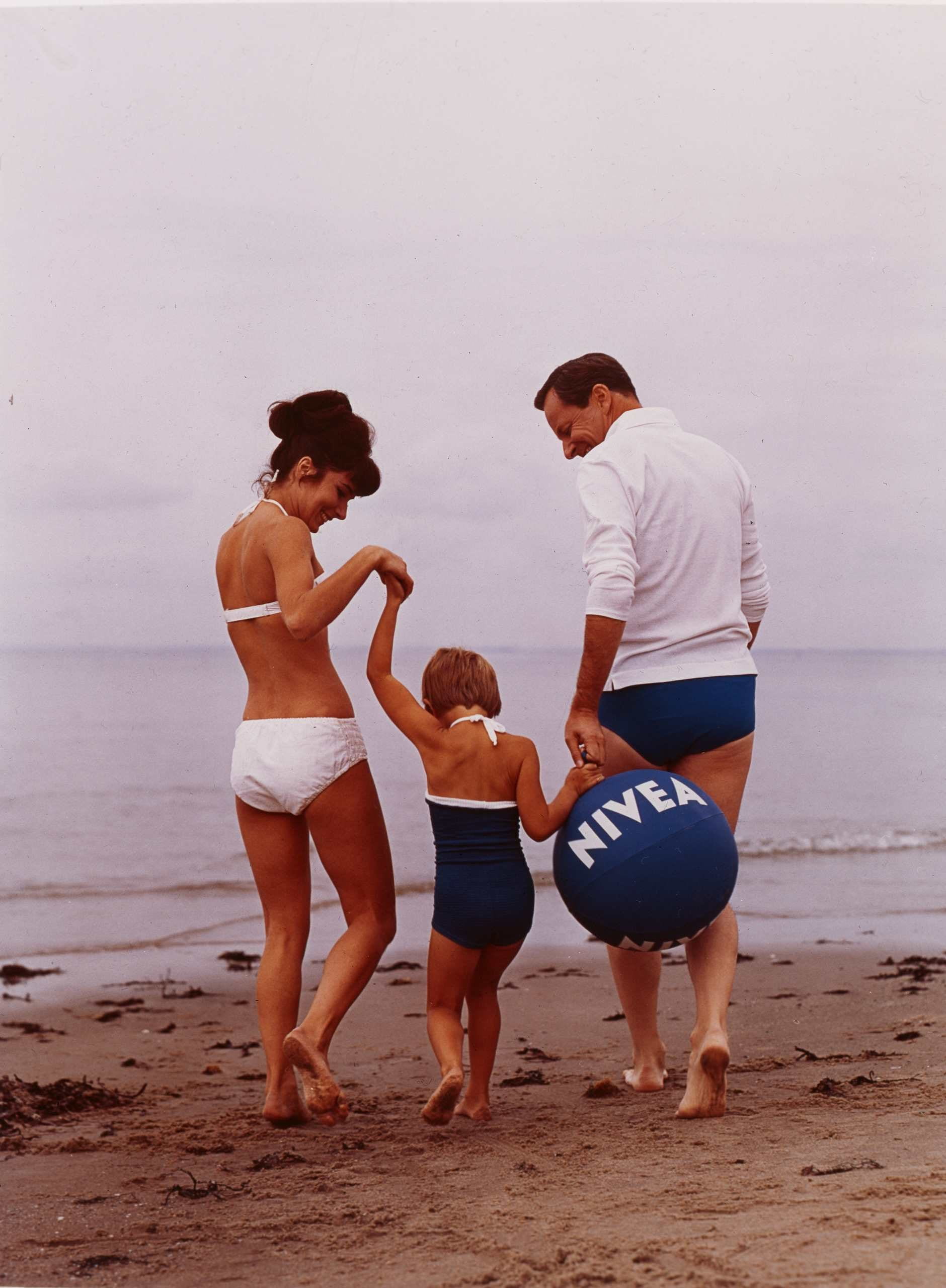 Family with NIVEA Ball 1960