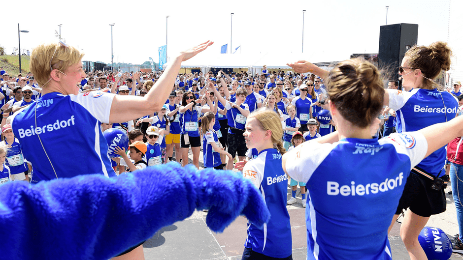 Anne-Katrin and Rebecca motivate the 1000-strong Beiersdorf team before the start of the HafenCity Run 2022.