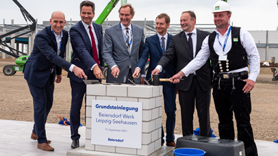 Dr. Tobias Rhensius, Vincent Warnery, Burkhard Jung, Michael Kretschmer, Harald Emberger and Gerhard Renner (from left) laid the foundation stone for the new Beiersdorf plant in Leipzig.