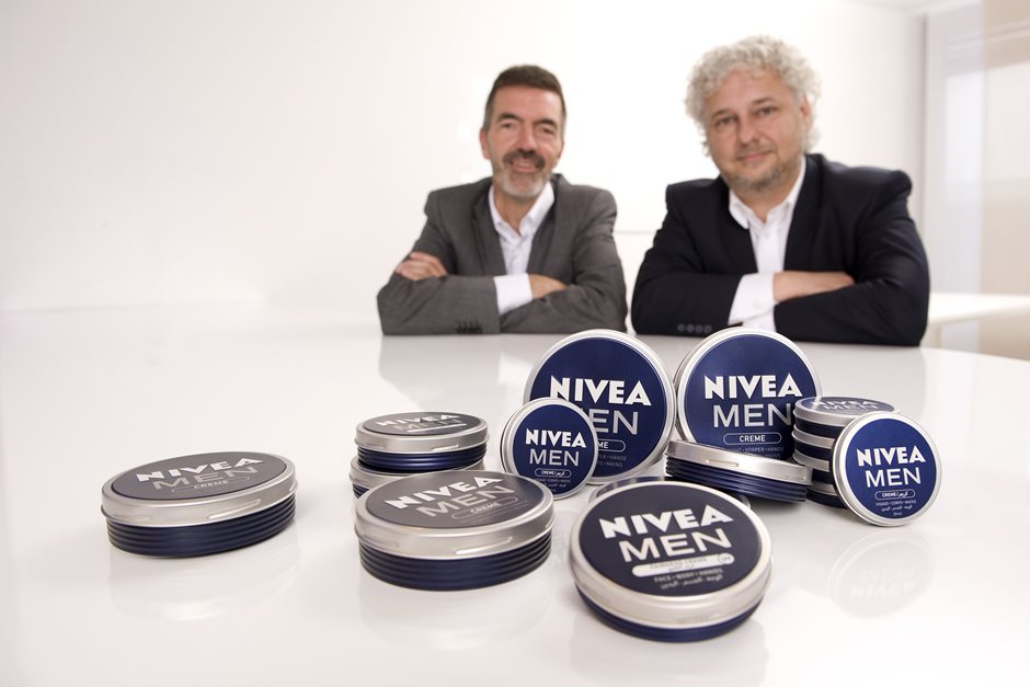 Klaus-Peter Stange (l.) and Peter Steidle on a table with NIVEA MEN creme tins