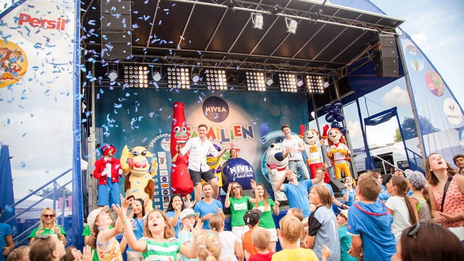 NIVEA family parties band on stage