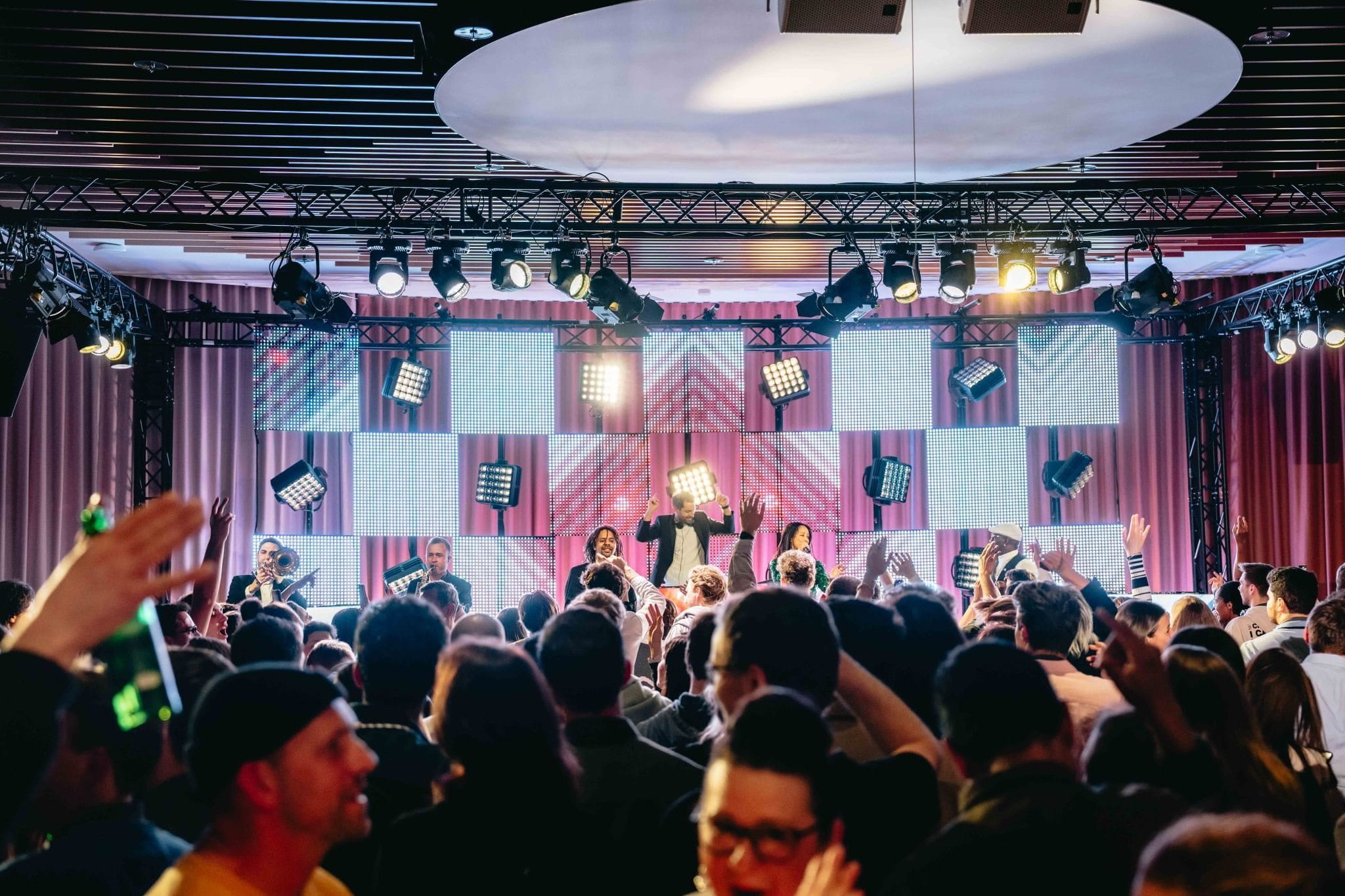 Everyone attends the Christmas party – from the board to the teams. We dance, laugh and celebrate the successes of the year together.