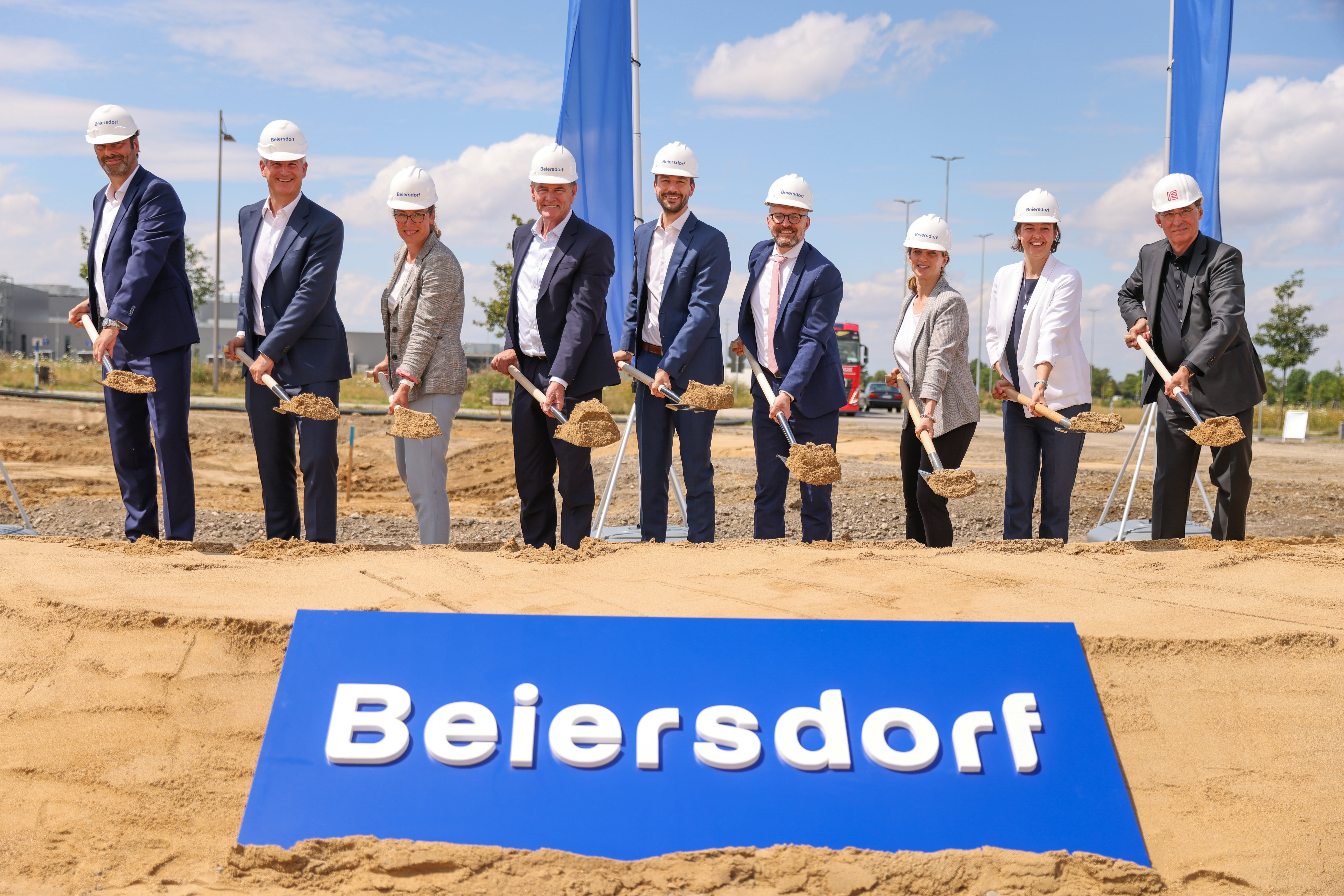 Beiersdorf workers digging