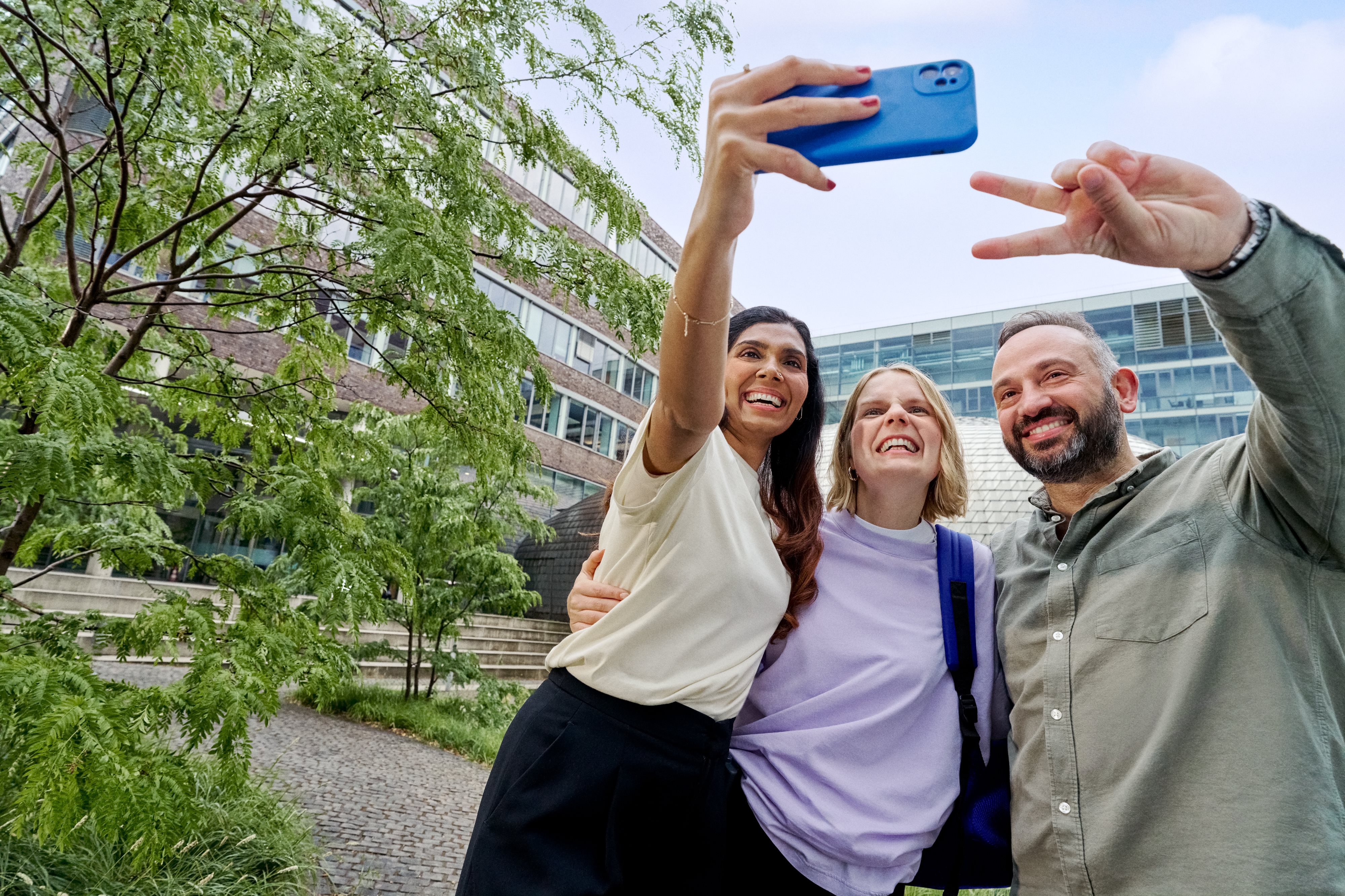 Beiersdorf colleagues taking a selfie together on campus, reflecting an inclusive workplace, collaboration and team spirit.