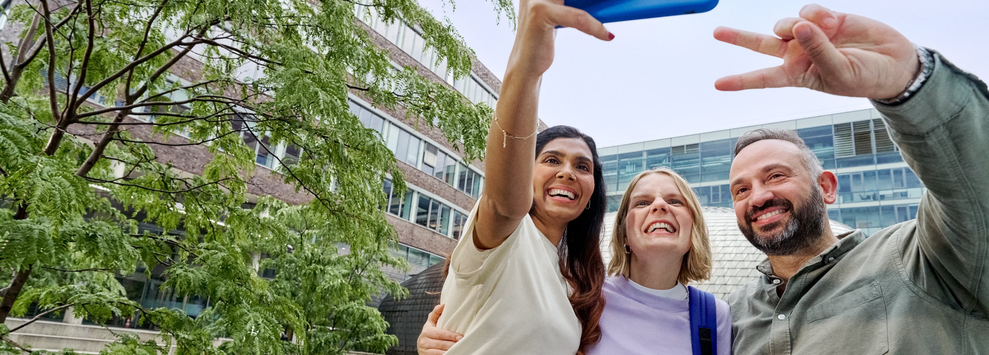 Beiersdorf colleagues taking a selfie together on campus, reflecting an inclusive workplace, collaboration and team spirit.