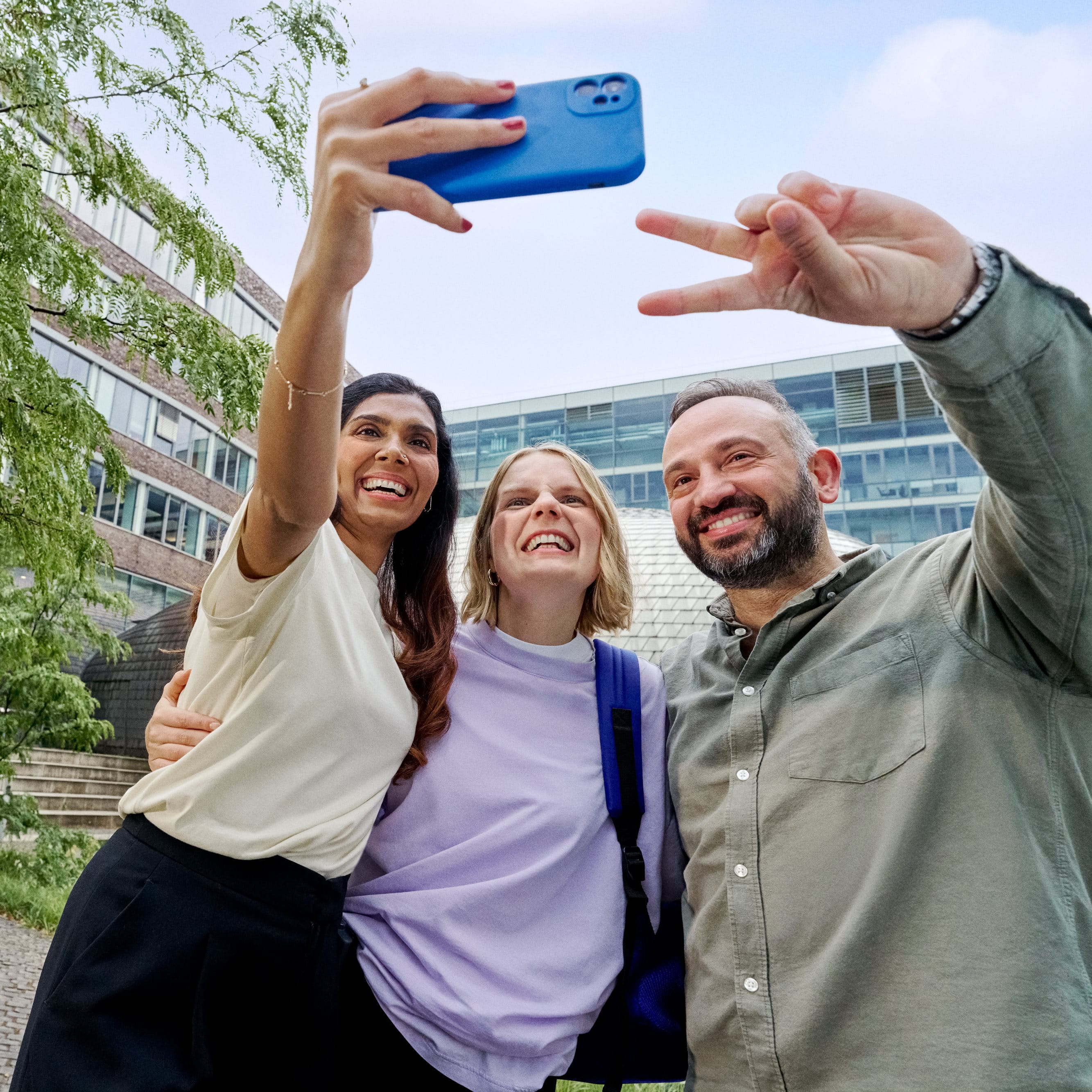 Beiersdorf colleagues taking a selfie together on campus, reflecting an inclusive workplace, collaboration and team spirit.
