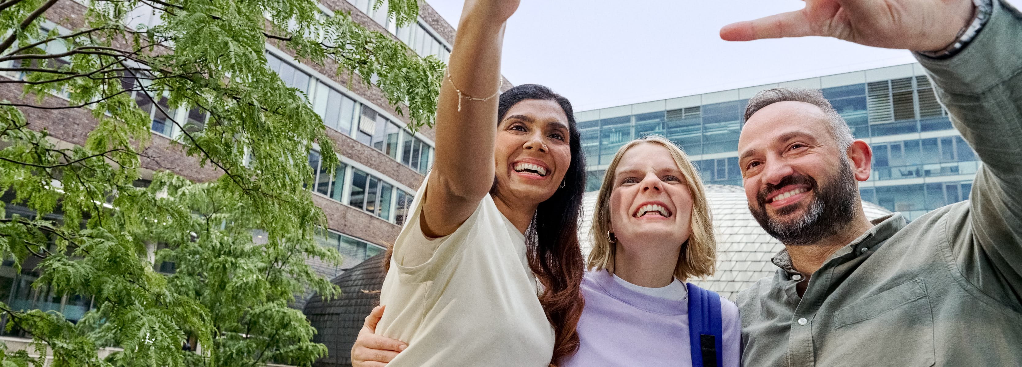 Beiersdorf colleagues taking a selfie together on campus, reflecting an inclusive workplace, collaboration and team spirit.