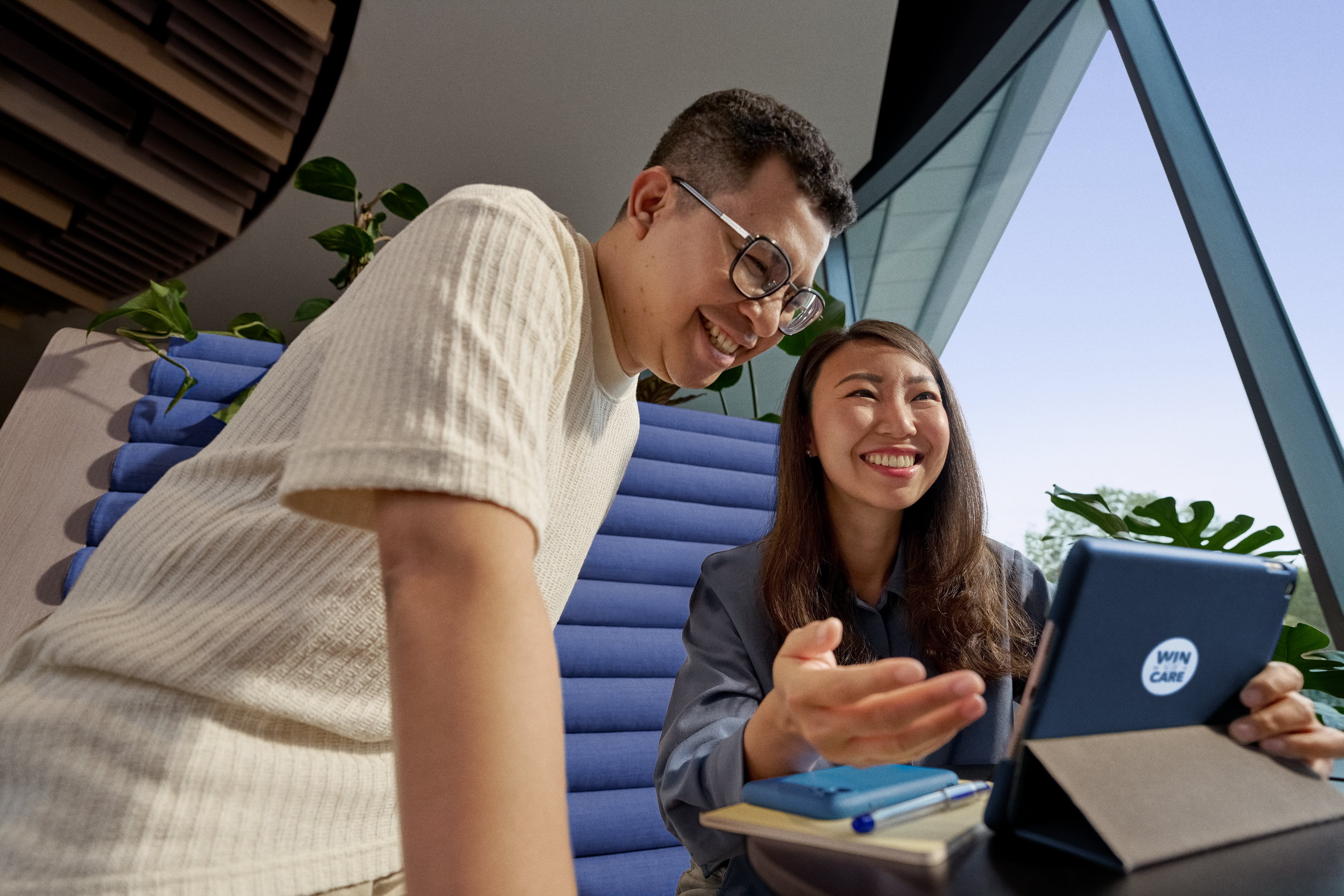 Beiersdorf graduates collaborating together, representing teamwork, professional growth and career development in the BEYOND Skin Care Graduate Programme.