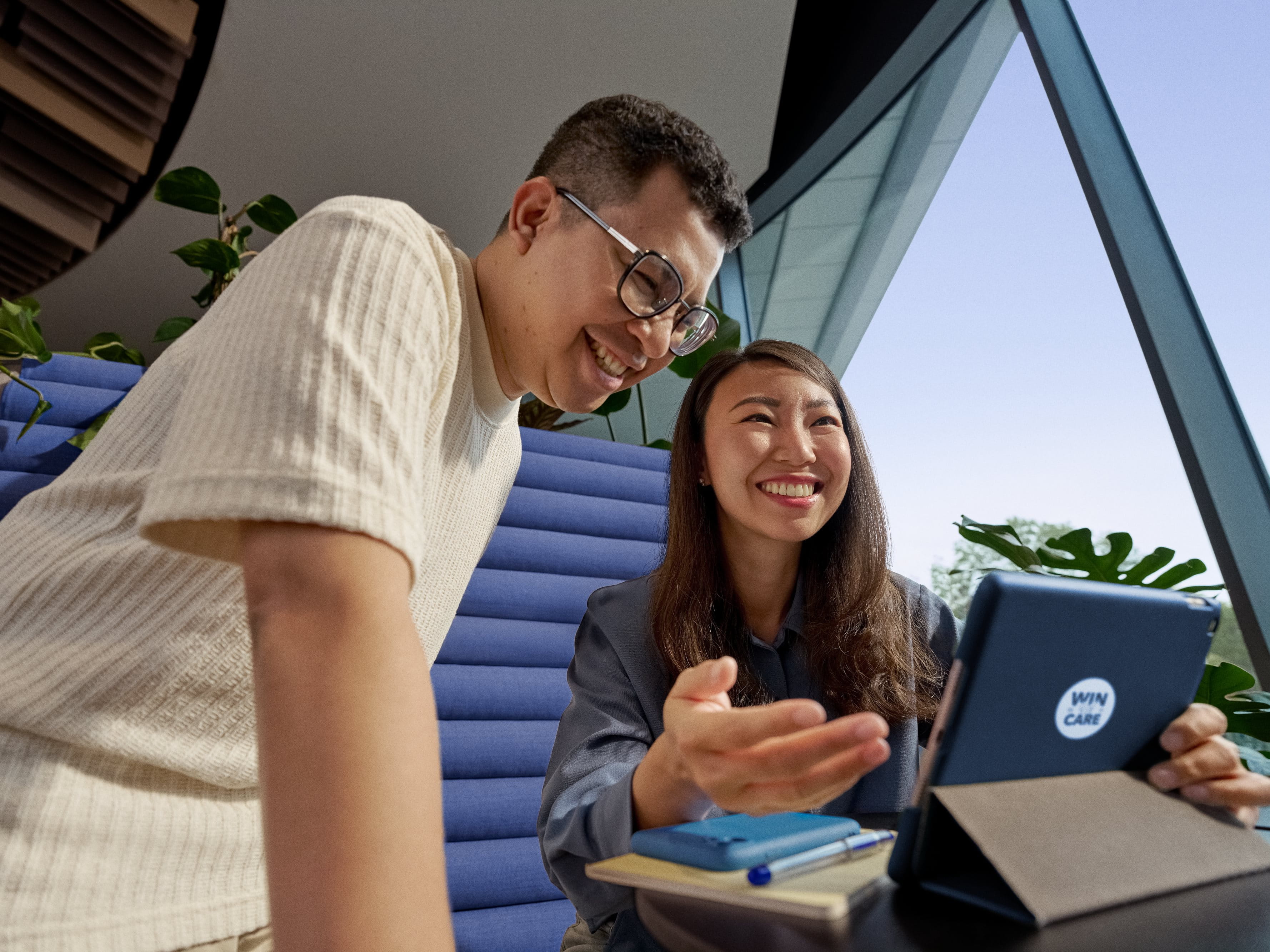 Beiersdorf graduates collaborating together, representing teamwork, professional growth and career development in the BEYOND Skin Care Graduate Programme.